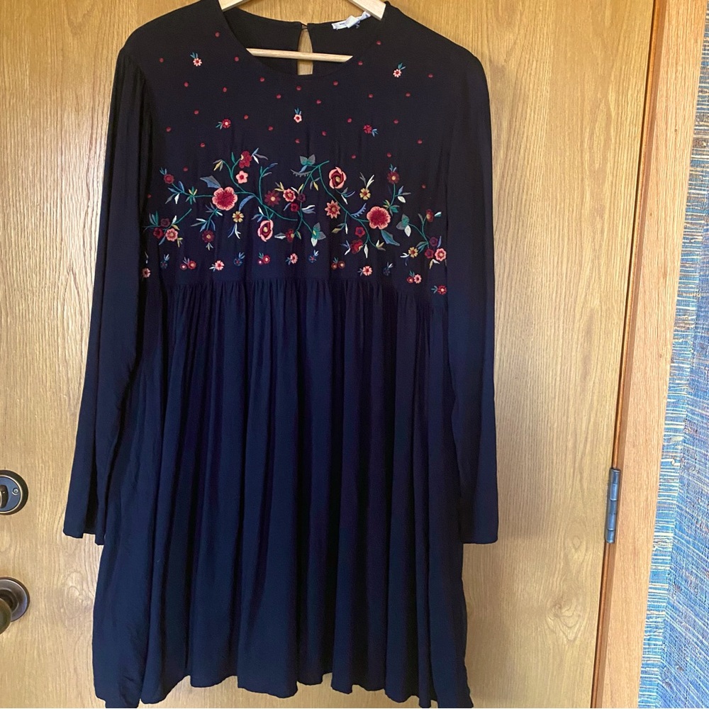 Beachlunchlounge Women’s Tunic dress. Black w/ floral embroidery. Sz L. Long sl.